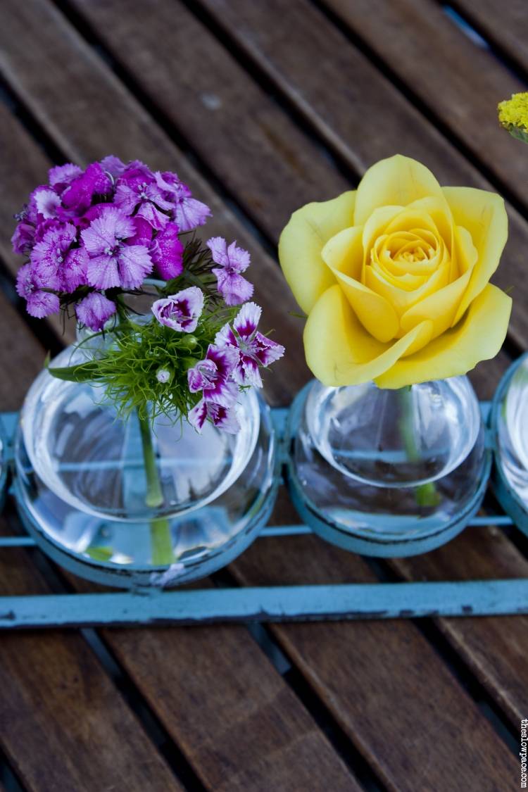 Flori în baloane mici pe un suport masă-de-vară-decor-balon-suport-de-flori-frumoasă-masă-din-lemn