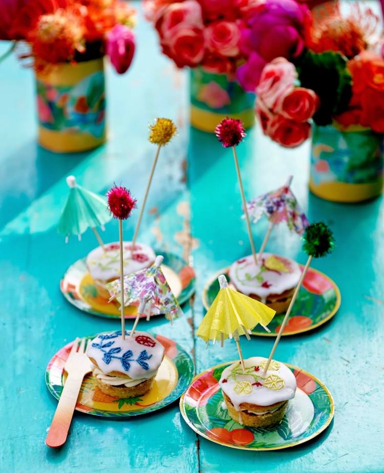 Umbrelele de cocktail decorează cupcakes-urile la o petrecere în grădină decor de vară-masă-petrecere în grădină-cocktail-umbrele-biscuiți-flori-colorate-trandafiri-decorative