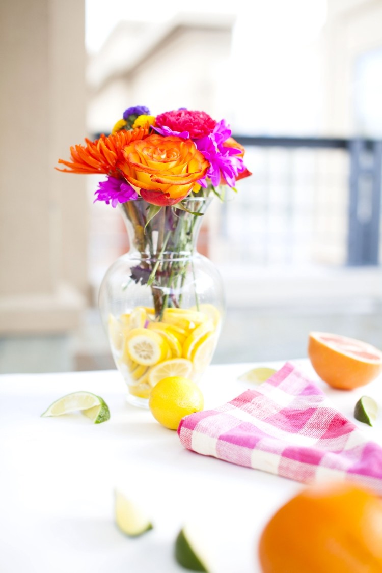 Puneți la masă culori proaspete și citrice vara-decor-masa-buchet-trandafir-portocaliu-violet-lamaie-portocala-vaza
