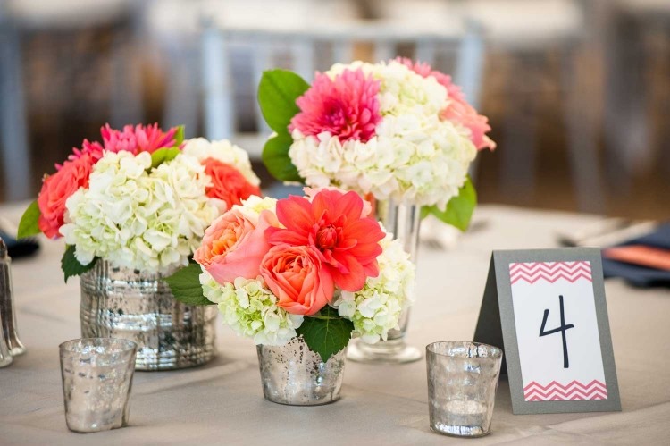 combina diferite flori in buchete mici vara-masa-decorare-flori-trandafiri-hortensii-roz-alb-argintiu-metal-ceai-lumini-ceai-masa