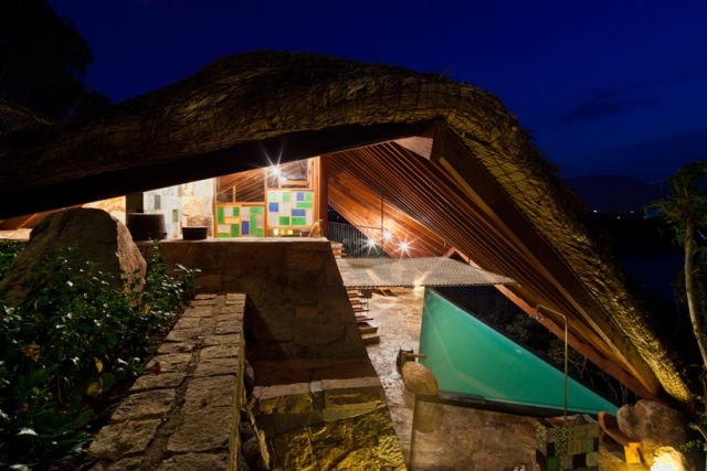 hotelul de pe deal, cu forma unui cort uriaș, este frumos iluminat noaptea hotel-de-lux-cu-apa-minerala-piscina-infinita-a21studio-cortul-nha-trang-oras-vietnam