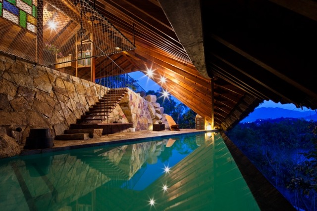 Cortul are o piscină cu apă minerală pe marginea stâncii deasupra orașului Nha-trang a21studio-the-cort-hotel-resort-i-resort-hot-spring-hot-mineral-resorts