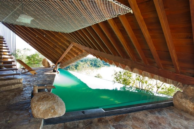 Acoperiș înclinat susținut de roci - hotelul cu cort cu piscină infinită cu apă minerală Mic-hotel-și-spa-stațiune-de-cort-ca-acoperiș-construit-susținut-de-stâncă