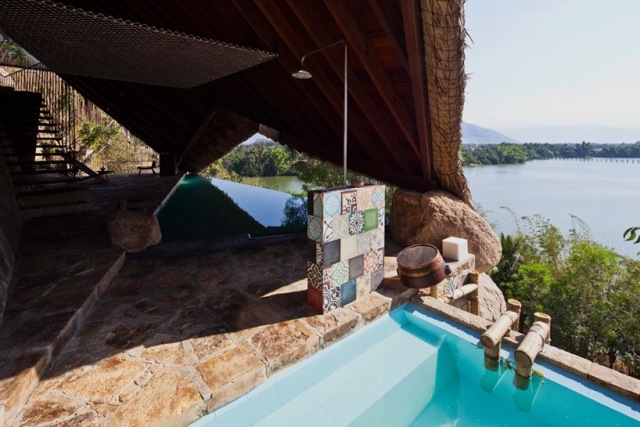 complexul de vacanță spa cu cort cu izvoare minerale fierbinți și o panoramă uluitoare Construcția acoperișului-din-lemn-cu-pante-abrupte-piscină-infinită-izvoare-de-apă-minerală