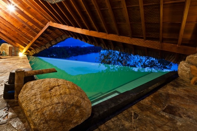 stațiune spa de lux cu piscină infinită cu apă minerală - cortul peste orașul Nha Trang Complexul de vacanță cu apă minerală-spa-Cortul-pe-panta abruptă-construit-Vietnam