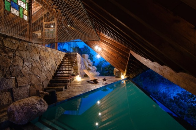 Construcția acoperișului din lemn protejează împotriva căldurii cu piscină infinită cu apă minerală hotel-am-panta-infinit-piscină-iluminată-noaptea-cort-uriaș-forma-acoperișului