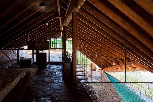 Spa-Ferienanlage-Cortul-construit pe o pantă abruptă - etaj superior este folosit pentru relaxare modern-spa-hotel-abrupt-acoperiș-superior-dormit-nivel-de-piatră-design-podea