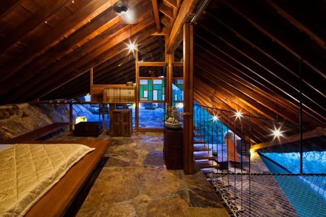 Hotel modern spa spațiu de dormit superior, amenajat cu piatră locală dormitor-hotel-la-primul-etaj-acoperiș-abrupt-a21studio-the-ten