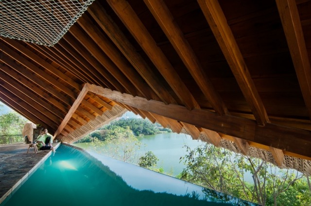structură de acoperiș tip cort, stațiune și spa cu izvoare minerale fierbinți - vietnam Acoperiș-abrupt-susținut-de-pietre-de-hotel-cort-cu-piscină-cu-apă-minerală