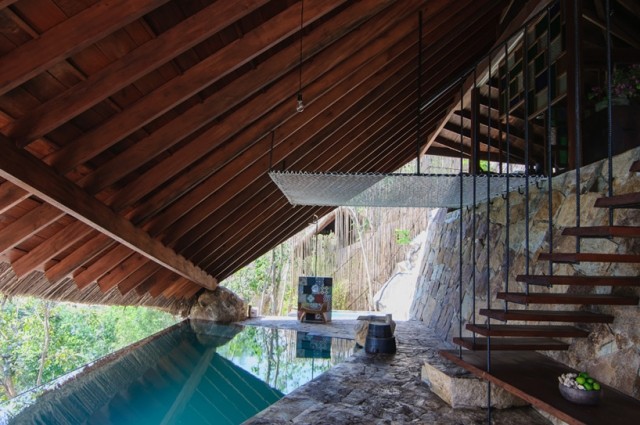 Cabană cu subsol acoperiș din stuf deschis cu piscină minerală cort-ca-construcție-stațiune-spa-wellness-fierbinte-izvoare-minerale-vietnam-