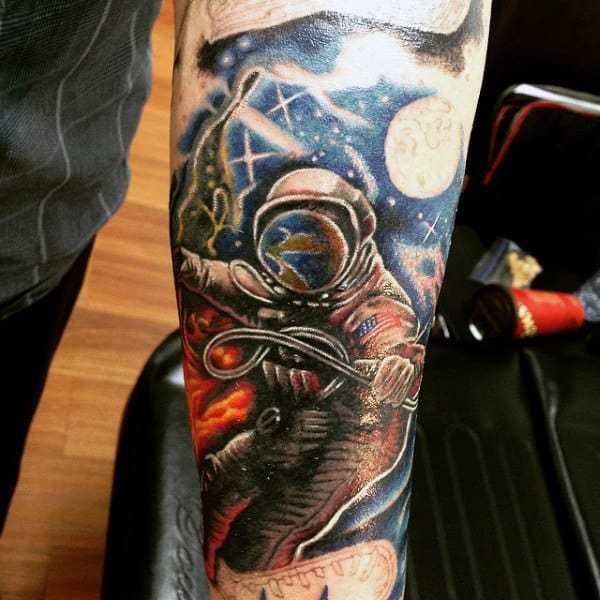 Astronautų kosminės temos tatuiruotė vyrams
