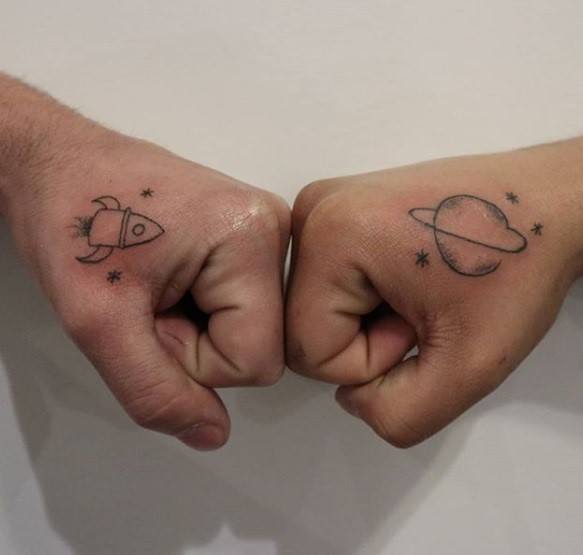 Tatouage de planète à portée de main