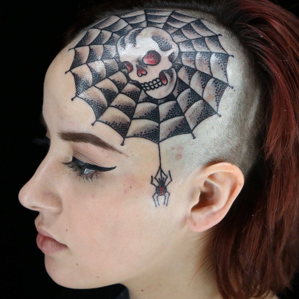 Voratinklio tatuiruotė ant kaktos moterims
