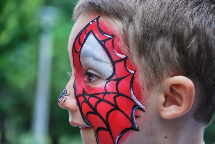 Spiderman alcătuiește copii pe jumătate față