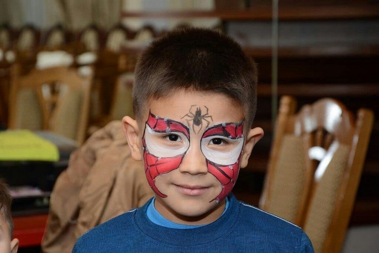 precum petrecerea de ziua de naștere a carnavalului de machiaj spiderman