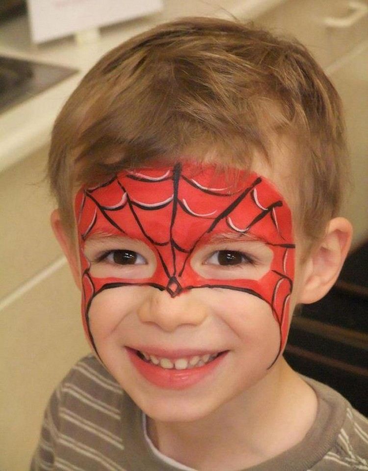 Spiderman machiază copiii mască ochii