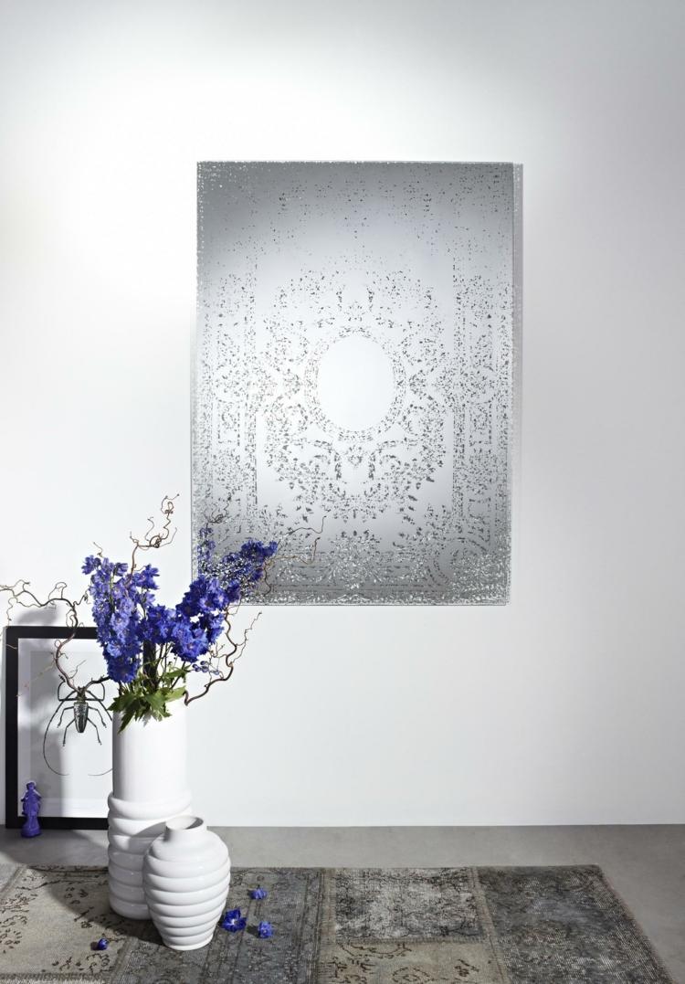 Oglinda Oxid de la Deknudt Mirrors oglinda design perete decor vaza flori violet