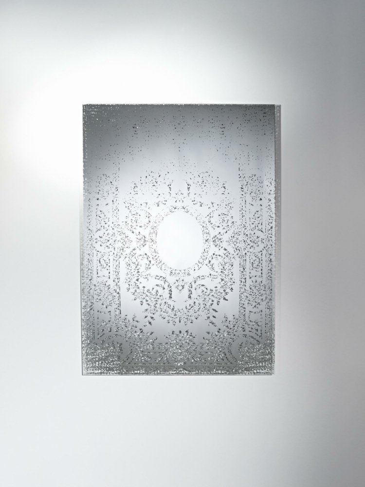 Un covor uzat a servit ca inspirație pentru designul oglinzii design oglinzi ornamente găuri idee oxid deknudt deco