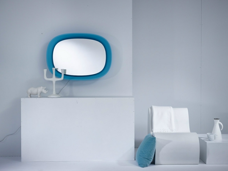 Oglinda Scoop de la Deknudt Mirrors și Karim Rashid în albastru design oglinda scoop stil rashid culoare albastru organic