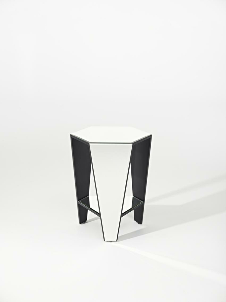 Acest design cu oglindă este o masă laterală originală oglindă design masă laterală negru mdf deknudt oglinzi