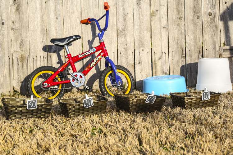 jocuri-grădină-copii-afară-în aer liber-joacă-biciclete-amuzant