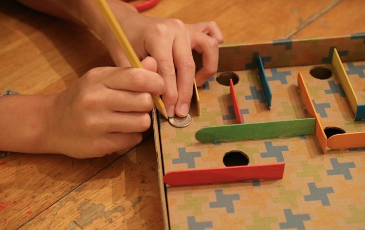 Proiectează-ți propriul labirint cu bile jocuri-face-it-yourself-mingea-labirint-bricolaj-carton-bastoane de inghetata