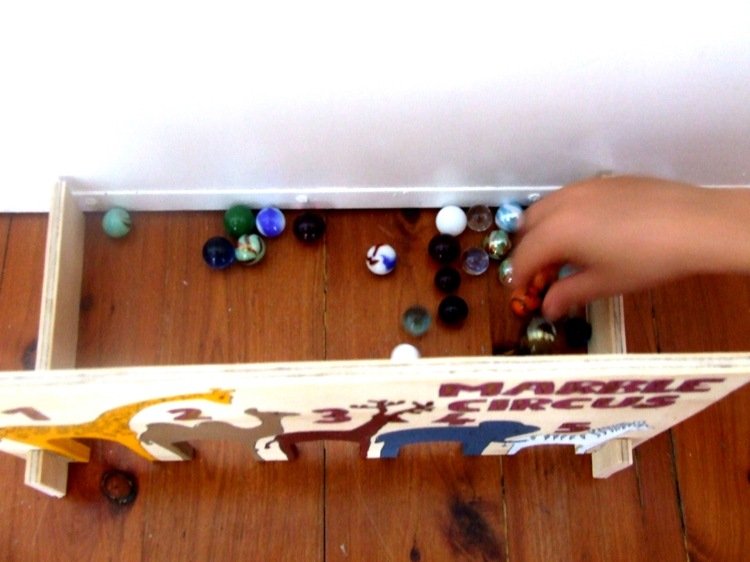 Ideea pentru jocul DIY pentru copii cu bile de sticlă pentru casă jocuri-face-it-yourself-bile-de-sticla-joaca-circ-bricolaj