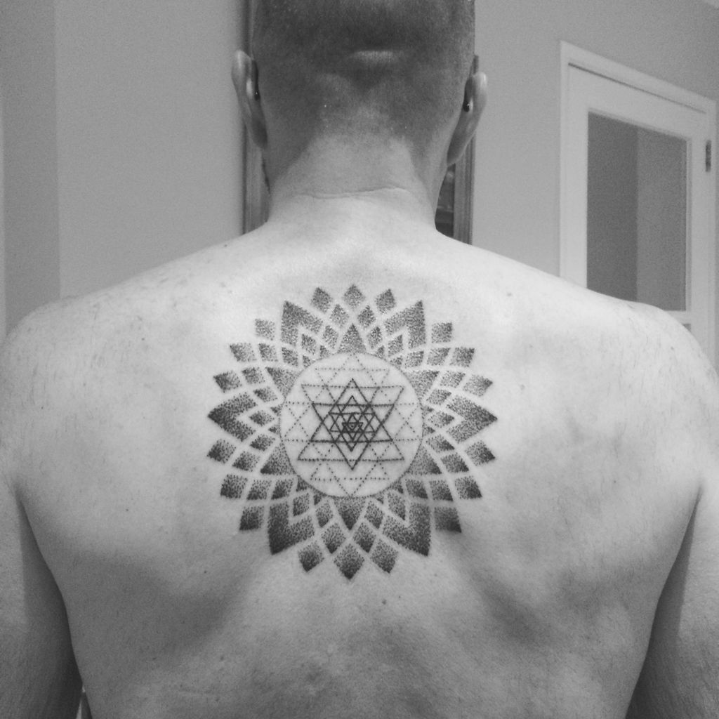 Sri Yantra Star Tattoo au dos pour homme