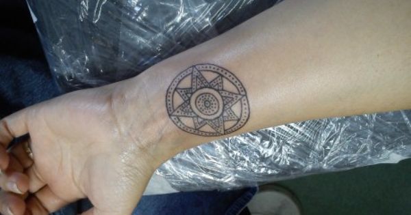 Tatuagem de estrela de Ishtar no pulso para mulheres