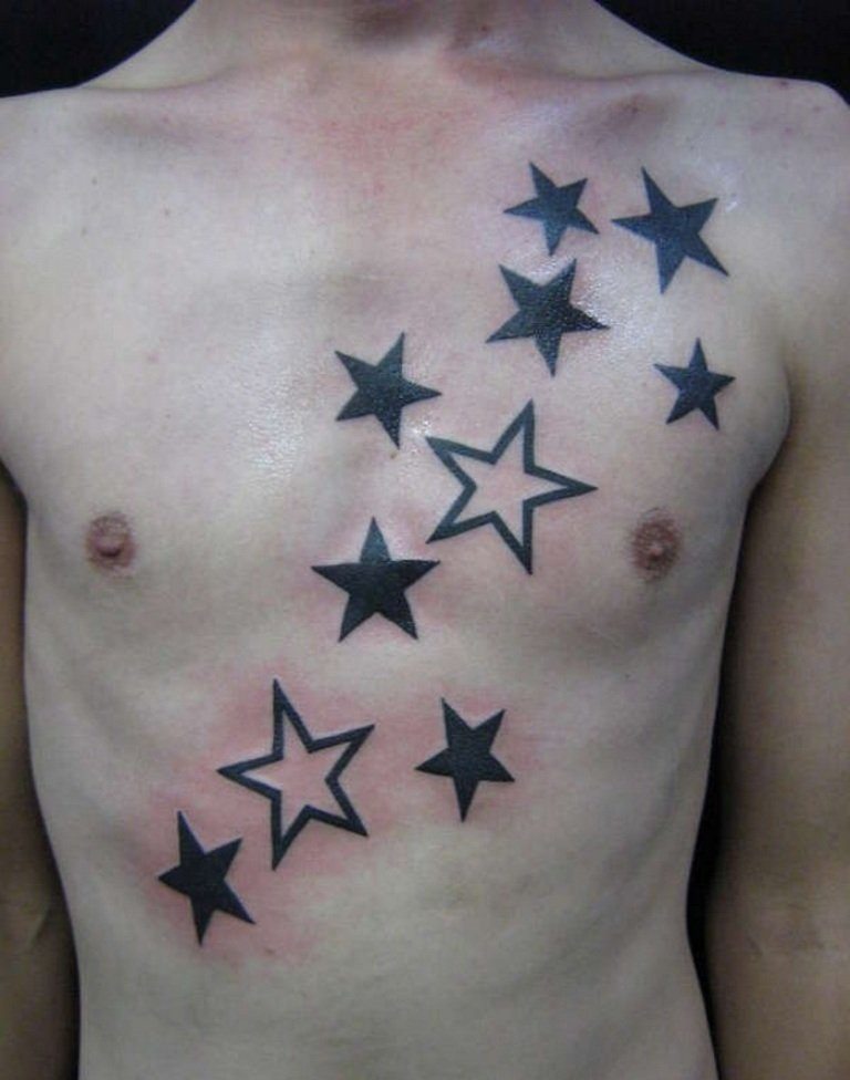 Tatouage d'étoile simple sur la poitrine pour les hommes