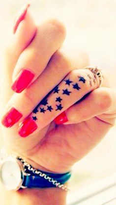 Estrela tatuagem no dedo para mulheres