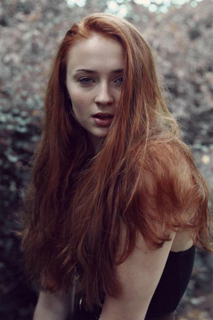 păr-roșu-natură-coamă lungă-Sophie-Turner