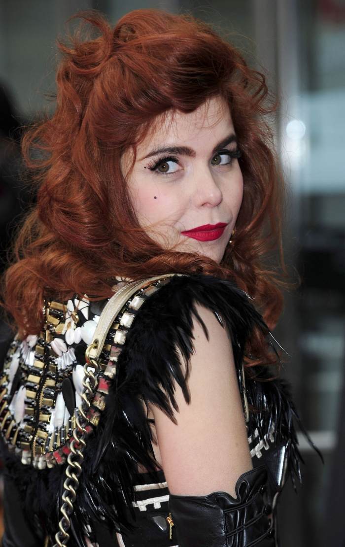 par-rosu-ondulat-retro-coafura-paloma-credinta