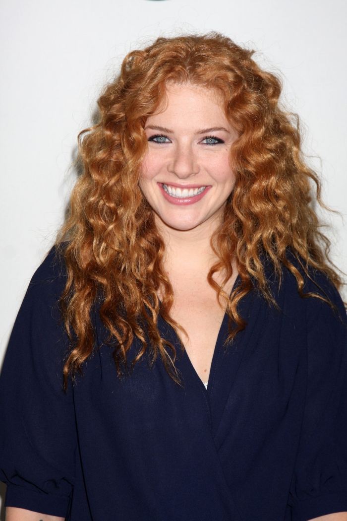 păr roșu-blond-buclat-central despărțire-rachelle-lefevre
