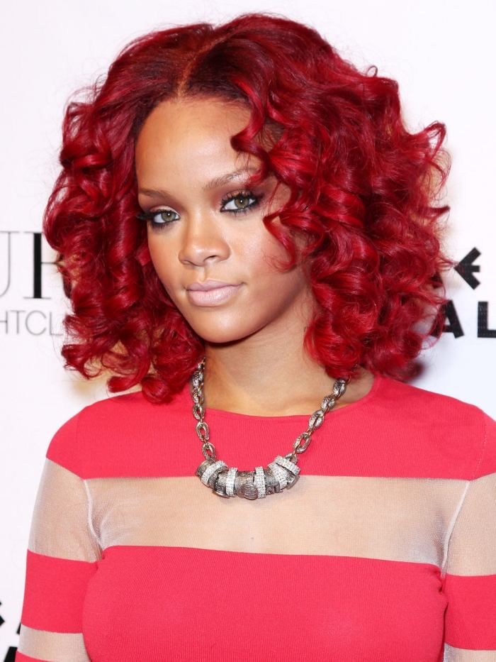 cherry-red-jaare-ondulat-central despărțire-rihanna