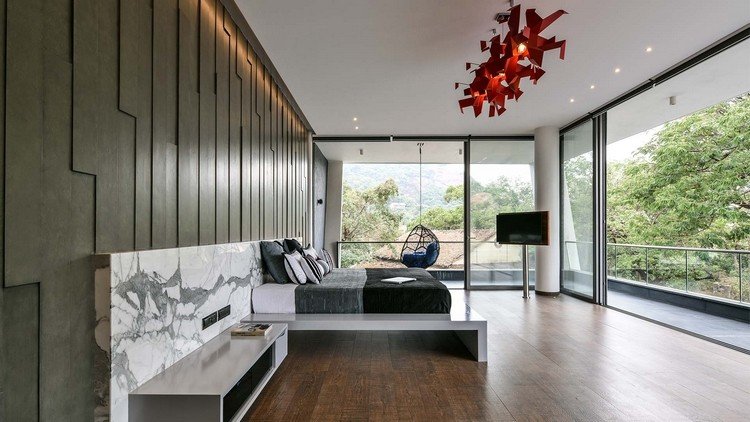 cameră de zi spațioasă cu lambriuri din piatră verde din panouri și perete din spate din marmură