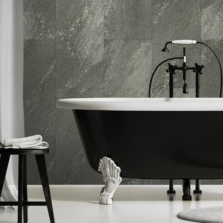 placare de perete din piatra inchisa la culoare pentru amenajare baie cu dale de piatra