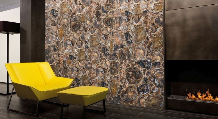 lemn pietrificat ca placare de perete cu mobilier galben contrastant și șemineu