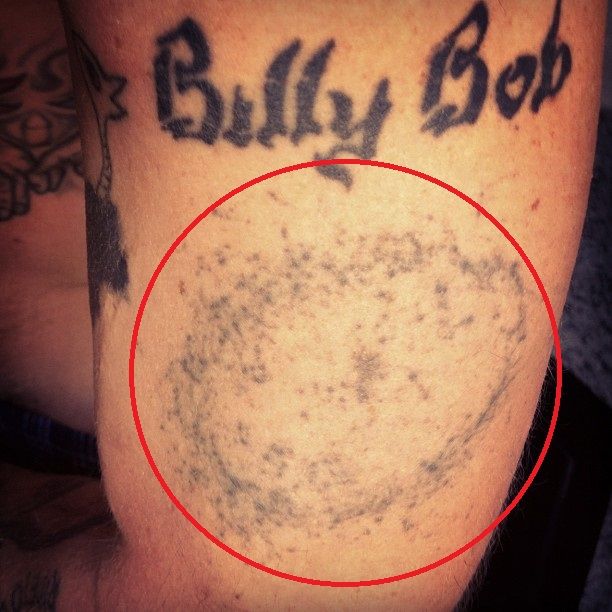 スティーブ-o-スマイリーの顔のタトゥー