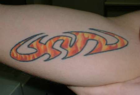 xyzのスティーブOロゴタトゥー