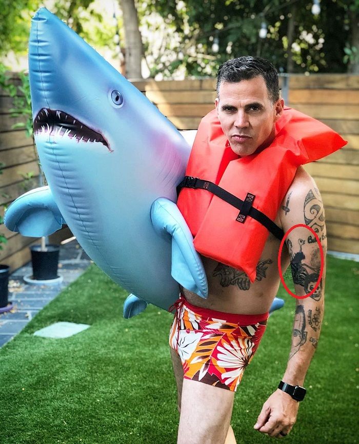 自転車の入れ墨のスティーブオマンとダチョウ