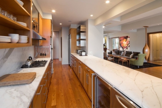 blaturi mari din lemn de bucatarie blat alb de marmura calacutta apartament elegant nyc bucătărie fronturi din lemn blat de marmură calacutta