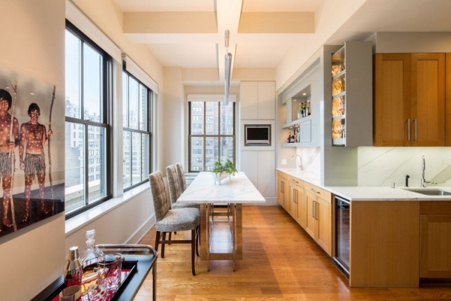 apartament modern nyc bucatarie mica zona de luat masa podea din lemn apartament modern bucătărie NYC zonă de luat masa podea din lemn