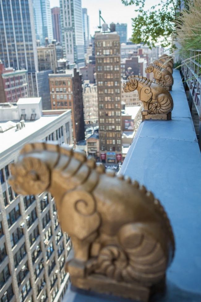 apartament modern new york terasa vedere balustrade statui apartament modern nyc terasa vedere statui balustrada