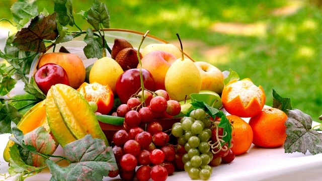 consumul de fructe pere proaspete mere portocale struguri consumând fructe pere proaspete selecție imensă de sezon