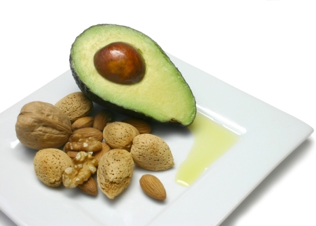 migdale de nuc de avocado grăsimile sănătoase cântăresc puțin migdale de nuc de avocado farfurie albă grasă sănătoasă