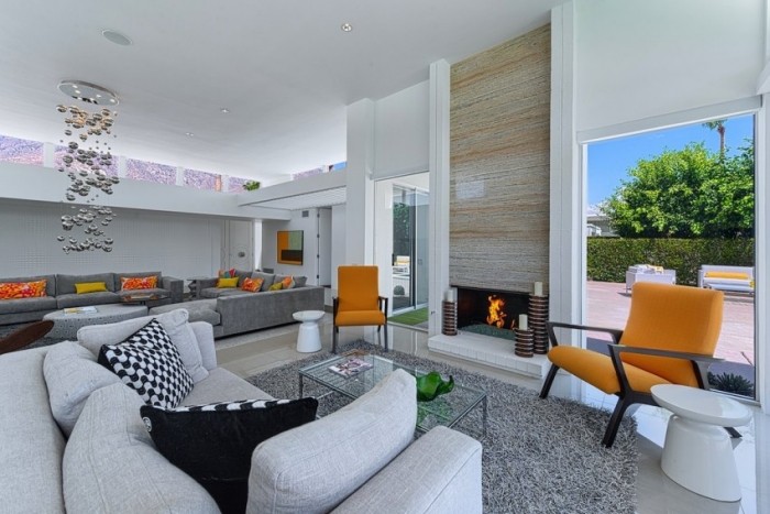 Albul ca o culoare a camerei face ca o cameră să pară mai luminoasă, mai deschisă și mai elegantă Alb-ca-cameră-culoare-deschise-camere-luminoase-mobilier cu accent-în-portocaliu