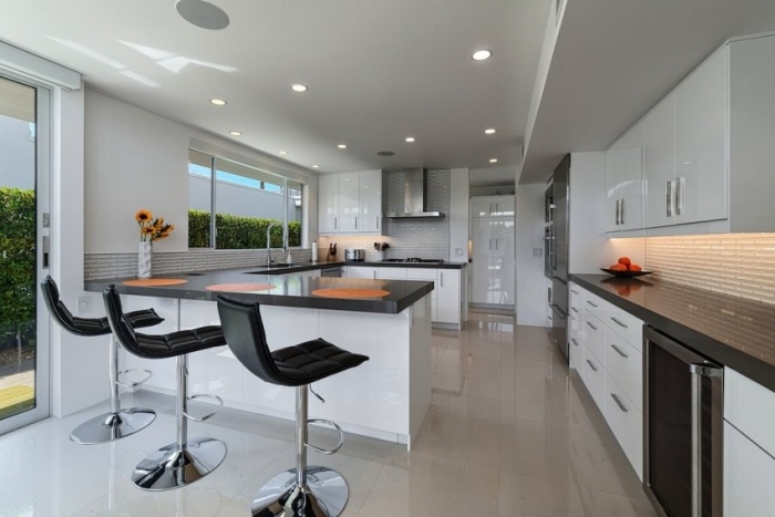 bucătărie elegantă de colț în alb, cu fronturi strălucitoare ale dulapului Colț bucătărie-zonă de lucru contra-sufragerie-scaune de bar-cadru negru-metal