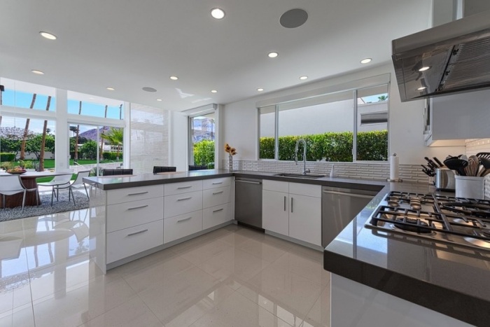 Pardoseală lucioasă din gresie porțelanată de format mare pardoseala-din-bucatarie-cu-colt-moderna-lucioasa-in-ceramica