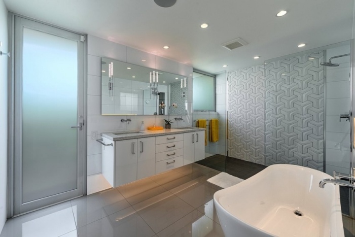 Alb ca culoarea camerei din baie - cadă modernă independentă Model alb-ca-culoare-cameră-baie-independent-cadă-lavoar-dulap-model